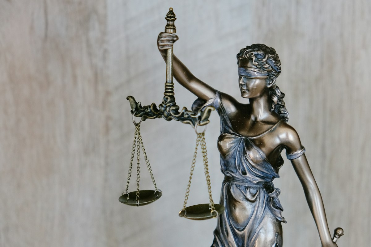 Balança da justiça representando a imparcialidade e rigor editorial